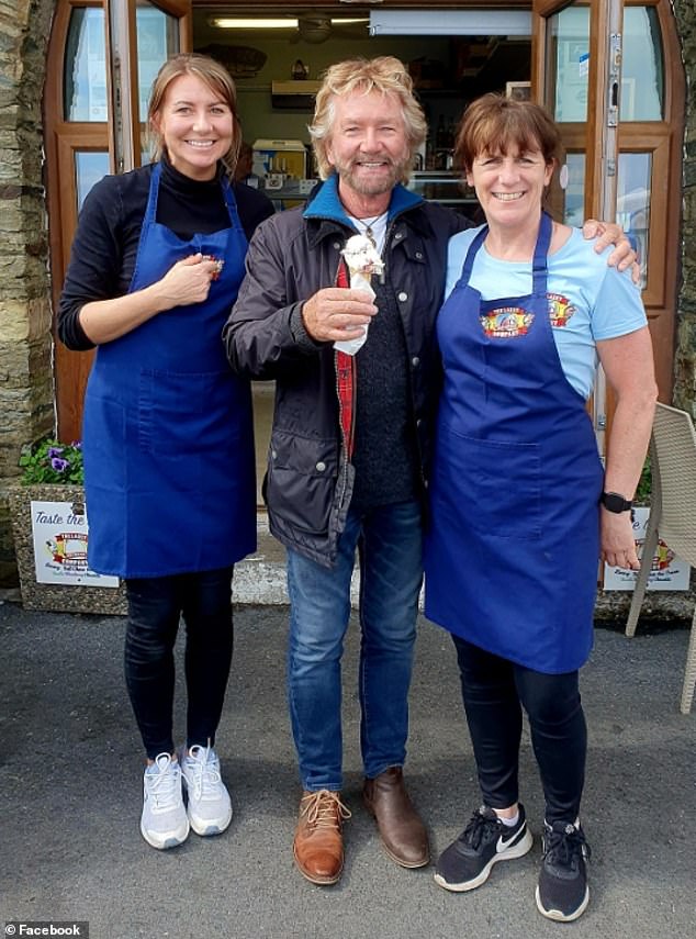 84892815-13420495-Noel_Edmonds_75_was_spotted_wearing_completely_odd_shoes_during_-a-115_17157...jpg